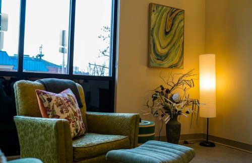 Peridot Suite - NEW 2bdrm 2bath Loft near Mass! - Photo 12