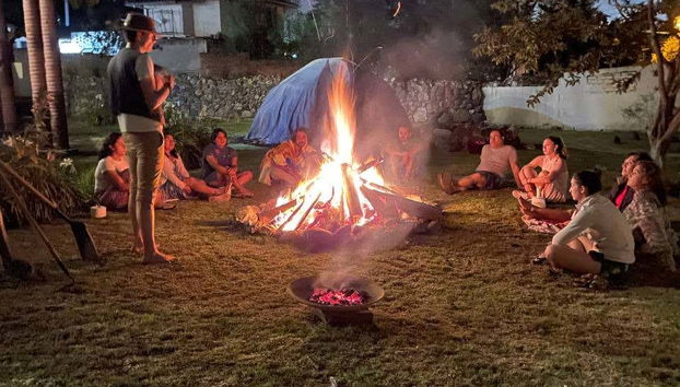 Rodeando la hoguera sentados antes de la ceremonia