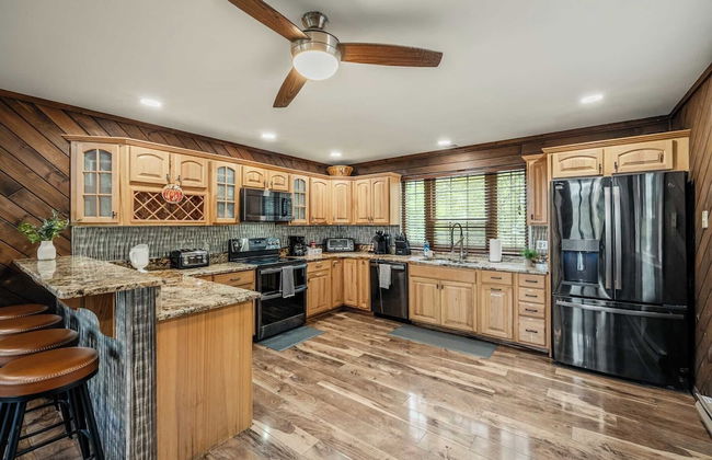 Sky View Chalet by Avantstay Stunning Interior, Spacious Deck, Hot Tub, & View - Photo 14