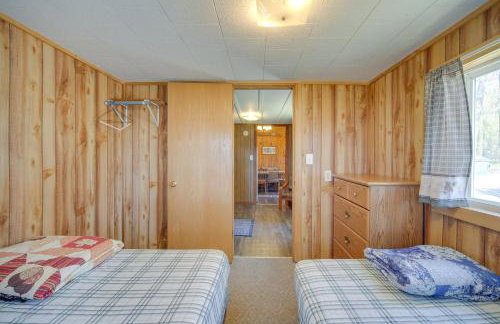 Rustic Cabin with Fire Pit, Steps to Sand Lake! - Foto 16