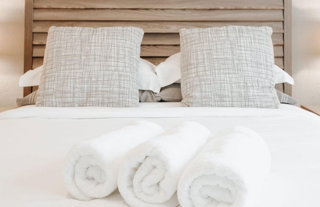 TWO Bedroom Apartment - Photo 2