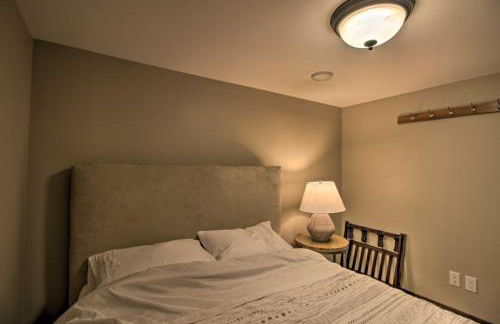 Lakefront Retreat with Dock and Game Room and Deck - Foto 20