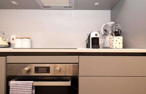 JOIVY Iconic Cockburn Street 4 Bedroom Apartment: Heart of Old Town - Foto 28