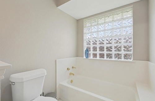 Best of Allen at Fountain Park - 5BD-2BA with Pool - Foto 25