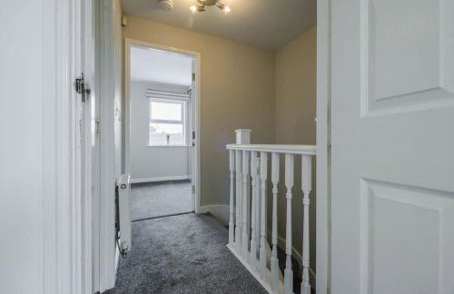 Charming House with Free Parking - Photo 51