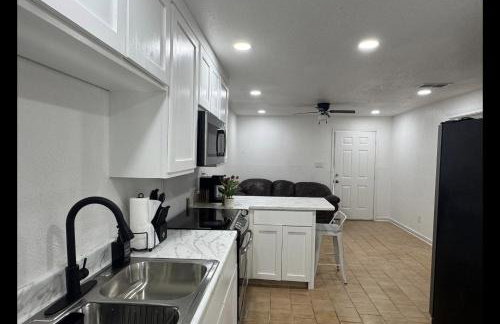 Cozy 2BR Near Downtown & Border - Foto 11