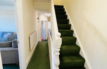 4-Bedroom House 5 mins to Beach & Parking - Foto 16