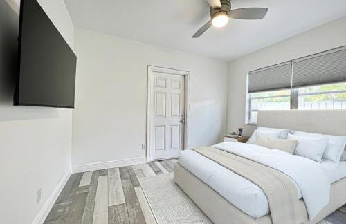 Stylish Tropical Key West Home - Private Yard, Free Parking & Laundry - Foto 14