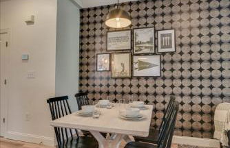 Renovated 2BR by Riverwalk & Medical District - Foto 9