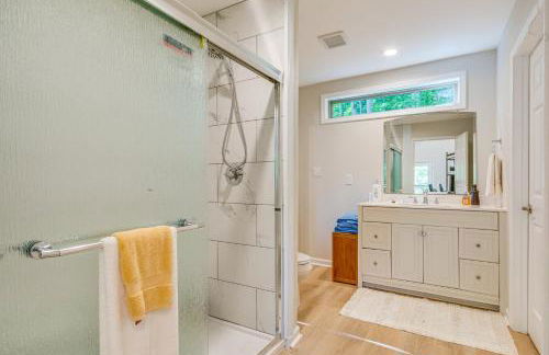 Lakefront Retreat with Multi-Level Deck and Dock! - Foto 15