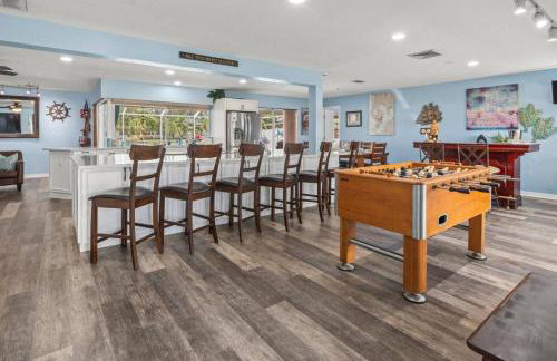 Pirates Den a 4BR Pet-Friendly Waterfront Oasis with Pool, Dock, Personal Water Boats, Fire Pit, Game Room and Bar - Foto 5