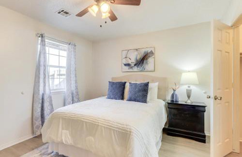 Home with Fenced Yard Near Dtwn Rogers! - Foto 15