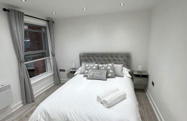 Stylish City Retreat with Views & Court Yard - Foto 6