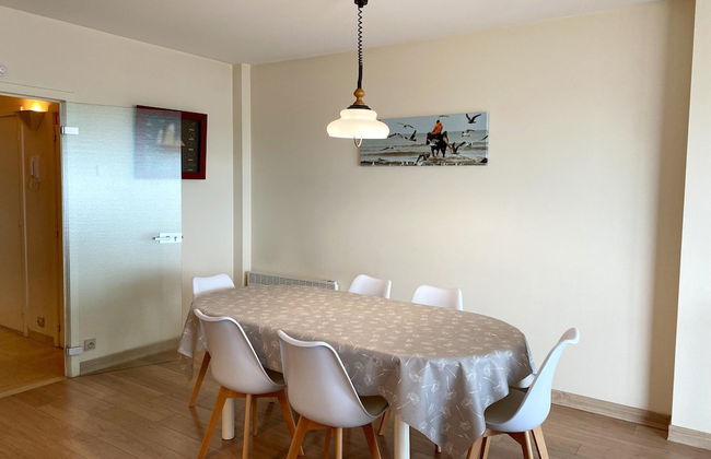 Couple Stay Near Beaches - Photo 13