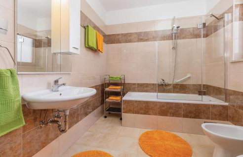 4 Bedroom Beautiful Home In Kunj - Photo 28