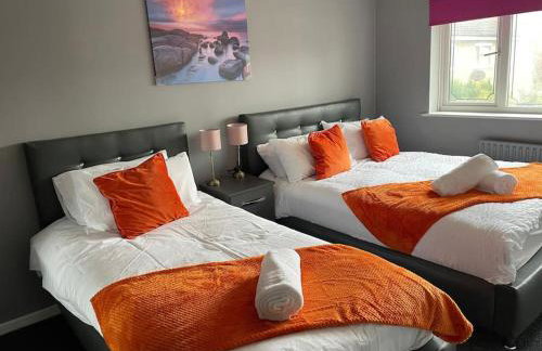 Tipton 2 Bedroomed long Stay Pad van or car free parking - Foto 1