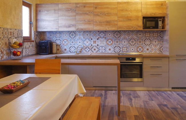 Modern Villa With Swimming Pool and Garden - Photo 7