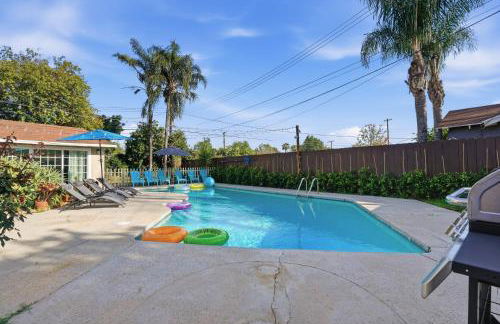 Private Pool 4BR Family Retreat - Patio, Outdoor Dining, BBQ Grill, & Free Parking - Sleeps 8 - Foto 43