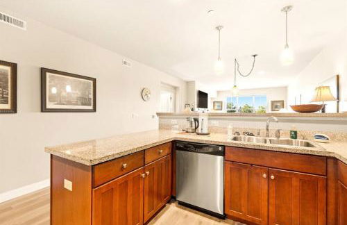 Seaside Waterfront condo walking to downtown and beach - Foto 8