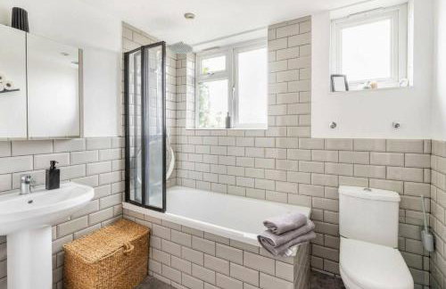 Bright & Stylish 4-Bed Home in the Heart of Morden - Photo 6