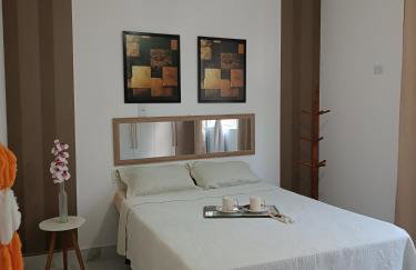 Barra - Espaçoso Apt frente Shopping Barra - 100 m2, 2 quartos, varanda, sala, banheiro e cozinha completa, 2 camas casal, 1 cama de solteiro, 1 sofá cama - Foto 28