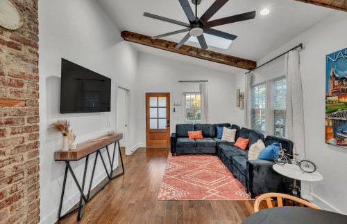 Fully Furnished Bungalow with Deck Near City Center - Foto 13