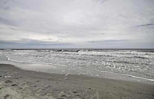 Couples Retreat with Balcony in Surfside Beach! - Foto 22