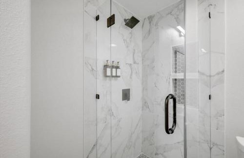 Relaxing Texas Retreat 4BR w Pool & Dream Kitchen - Foto 32