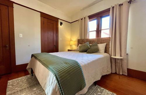 *Boho Bungalow-King-Backyard-Full Kitchen-W/D* - Foto 21