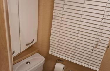 Caravan with hot tub at Tattershall lakes - Foto 21