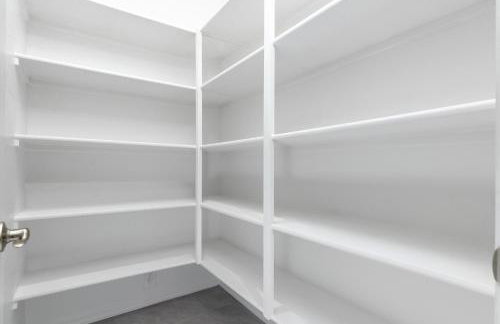 Stylish & Bright Gem ~ King/Queen Beds ~ Backyard! - Foto 12