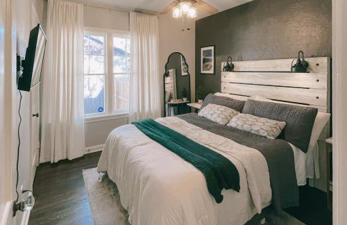 Dog-Friendly Yard! Walkable Dixieland District Gem - Foto 12