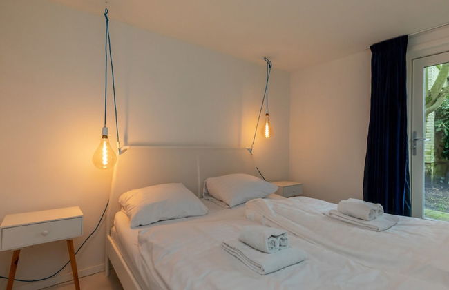 Beautiful Bungalow With Garden - Photo 4