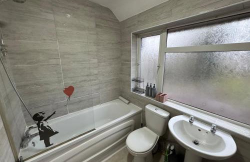 4 Beds House for Families & Contractors with Free Parking - Photo 12