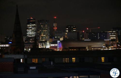 Penthouse - Amazing City Skyline Views - Balcony - FREE extra 2 hours - FREE Parking - Utilita Arena - Bullring Shopping - New St Station- Super King Size Bed - Foto 21