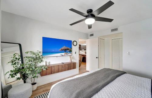 LakeView Fresh and New Bass N Sun King Bed Pool - Photo 13