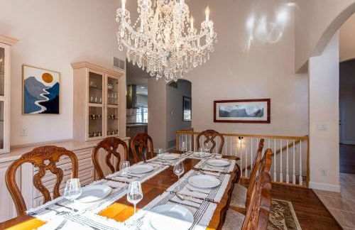 Luxurious 4BR Retreat - Pool Table & Chic Amenities - Photo 6