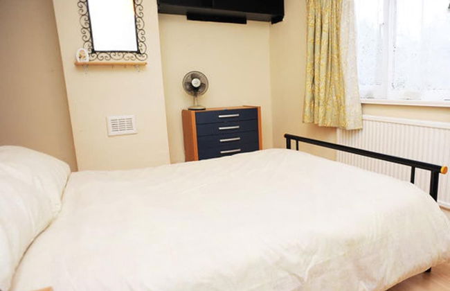 House - Sleeps 5, Private Garden & Free Parking - Photo 1