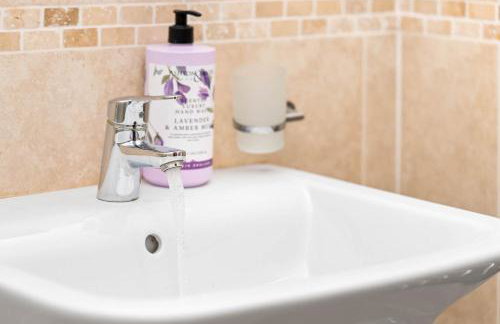 Mint drive 2 Beds With Secure Car Or Van Park w WiFi-Netflix No Deposit Required - Foto 49