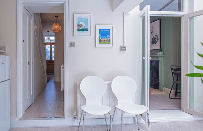 Stunning Townhouse with Large Garden - Photo 44