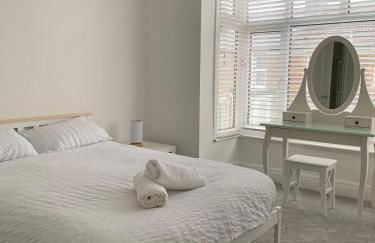 Iris Home in Southsea FREE street parking and pets welcome - Photo 1