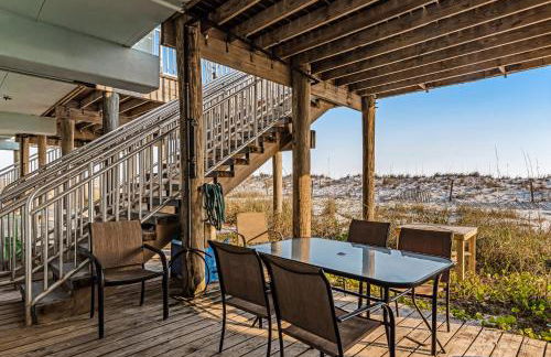 Dog-friendly beachfront dream with a wet bar & two furnished balconies - Foto 46