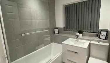 Lovely 2 bed house Cannock Driveway for 2 vehicles Perfect for contractors Business Travellers Short Stays Close to M54 M6 i54 A38 A5 McArthur Glen Designer Outlet - Foto 3