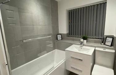 Lovely 2 bed house Cannock Driveway for 2 vehicles Perfect for contractors Business Travellers Short Stays Close to M54 M6 i54 A38 A5 McArthur Glen Designer Outlet - Foto 3