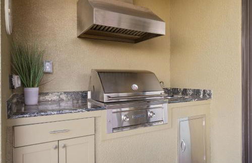 Luxury Resort Family Home Professionally Furnished Ultra Comfortable beds Epic Mario Game Room Themed Bedrooms Heated Pool and Spa Outdoor Grill Golf Course View - Foto 62