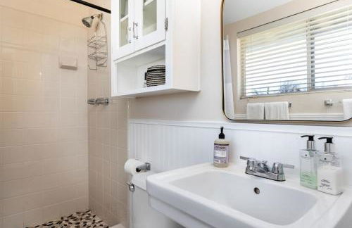 SoCal Retreat with Pool and Spacious Backyard - Foto 21