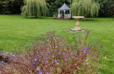 The Nook located in a beautiful garden setting with parking - Foto 22