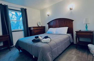 5 Bedroom Lakeside Home Sleeps 12 - Shared Lake Access, Large Yard, Central Air, Fire Pit, Horseshoes & More! - Foto 29