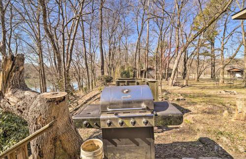 Renovated Riverfront Retreat with Deck and Grill! - Foto 26