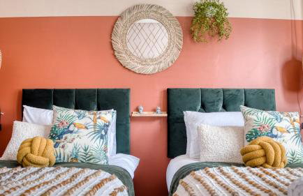 London Hammersmith - hot tub, games, arcade - Foto 8